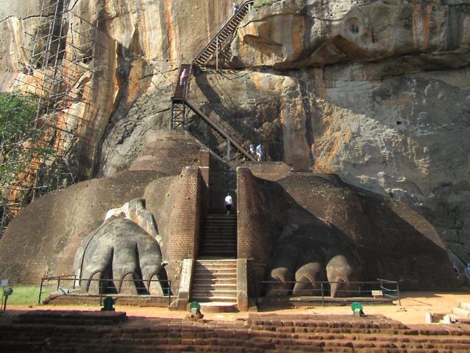 Climbing Lion Rock & the Ancient Frescoes